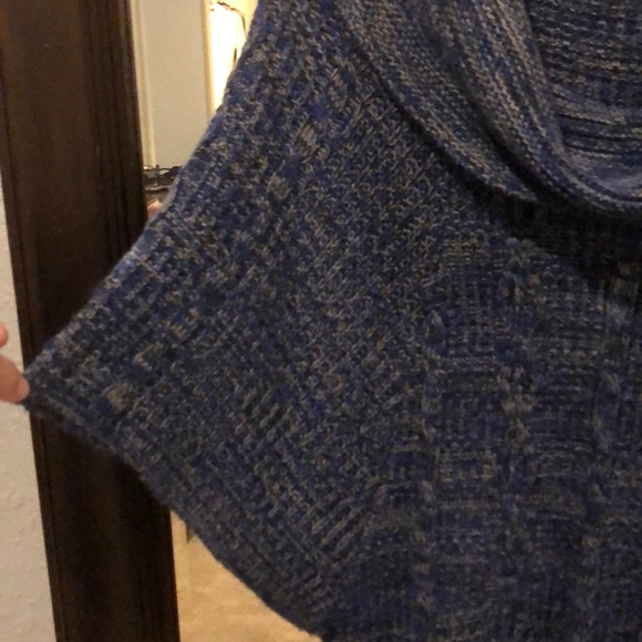 Poncho type sweater - Picture 3 of 4